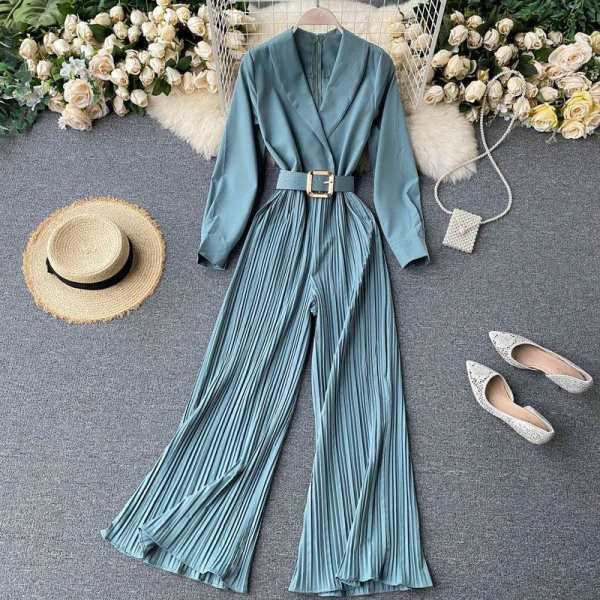 Salopetă de damă modernă, cu decolteu și curea de spitz