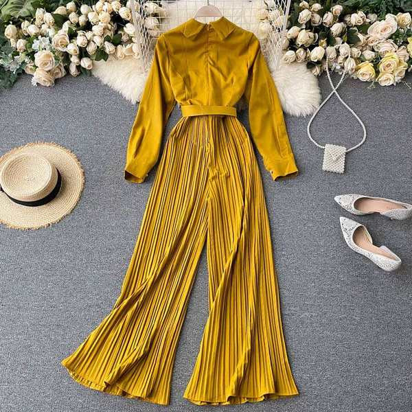 Salopetă de damă modernă, cu decolteu și curea de spitz