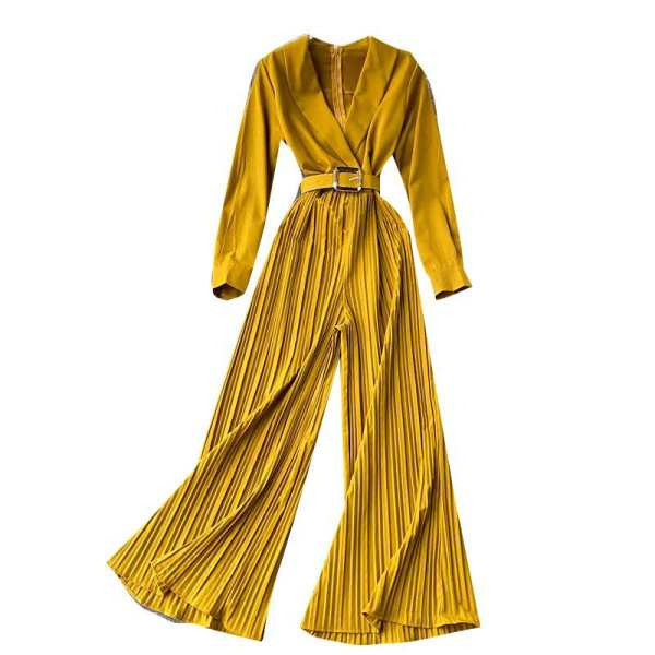 Salopetă de damă modernă, cu decolteu și curea de spitz