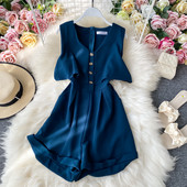 Salopetă scurtă de damă cu nasturi și decolteu spitz