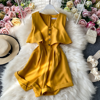 Salopetă scurtă de damă cu nasturi și decolteu spitz