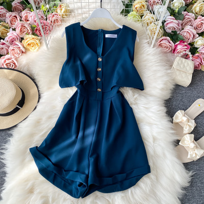 Salopetă scurtă de damă cu nasturi și decolteu spitz