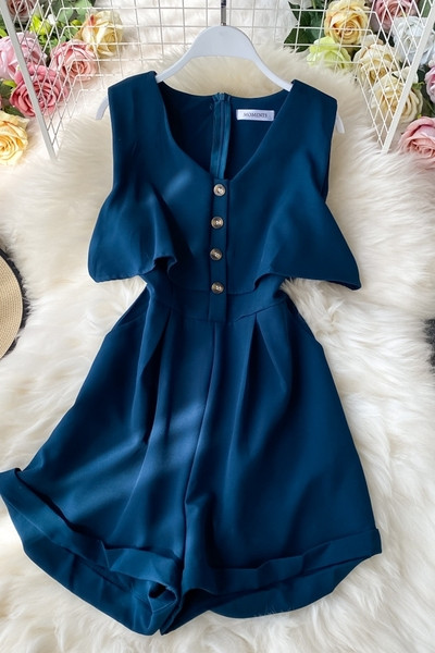 Salopetă scurtă de damă cu nasturi și decolteu spitz