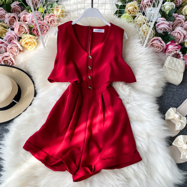 Salopetă scurtă de damă cu nasturi și decolteu spitz