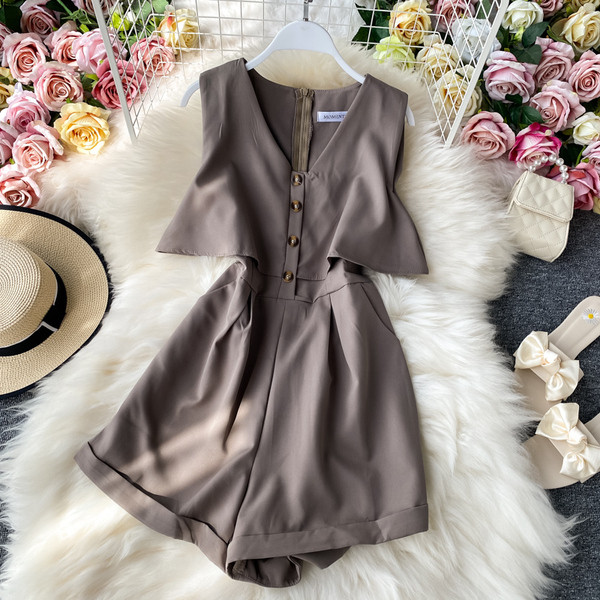 Salopetă scurtă de damă cu nasturi și decolteu spitz