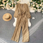 Salopetă casual de damă cu decolteu spitz și mâneci lungi