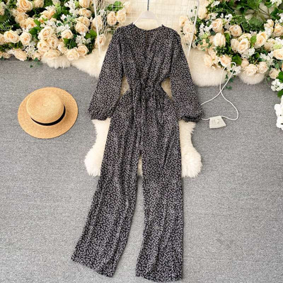 Salopetă casual de damă cu decolteu spitz și mâneci lungi