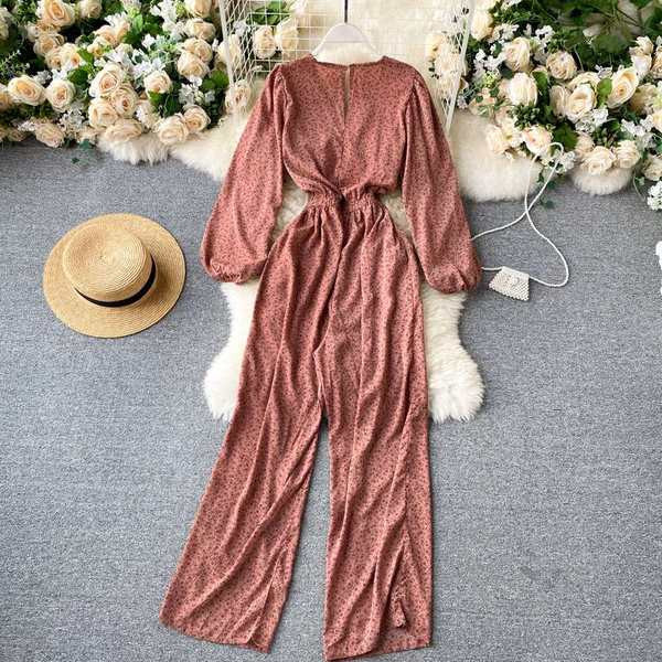 Salopetă casual de damă cu decolteu spitz și mâneci lungi