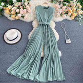 Salopetă de damă modernă cu decolteu rotund și fund plisat