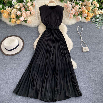 Salopetă de damă modernă cu decolteu rotund și fund plisat