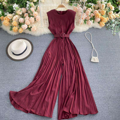 Salopetă de damă modernă cu decolteu rotund și fund plisat