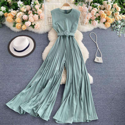 Salopetă de damă modernă cu decolteu rotund și fund plisat