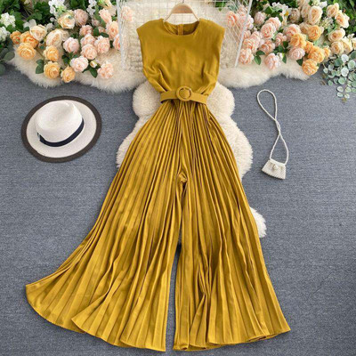 Salopetă de damă modernă cu decolteu rotund și fund plisat