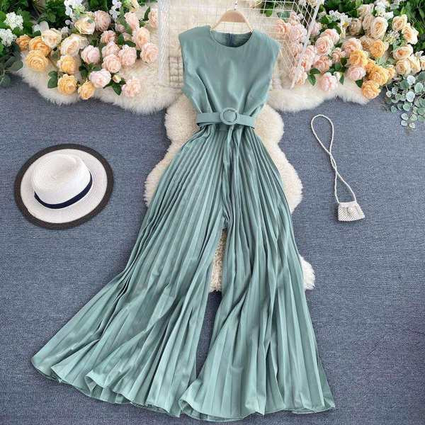 Salopetă de damă modernă cu decolteu rotund și fund plisat