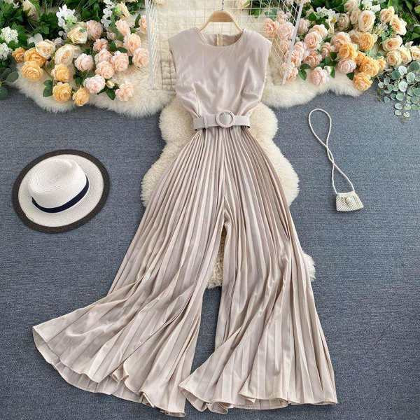 Salopetă de damă modernă cu decolteu rotund și fund plisat