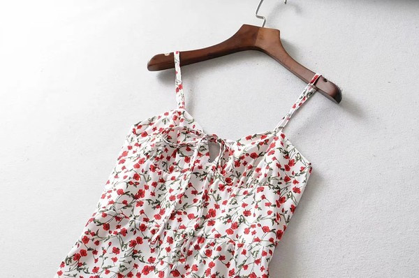 Salopeta scurta de vara cu bretele subtiri si model floral