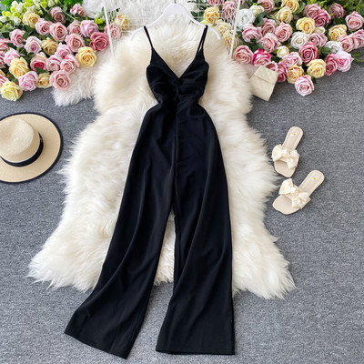 Salopetă lungă de damă cu decolteu spitz și bretele subțiri