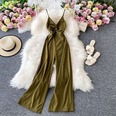 Salopetă lungă de damă cu decolteu spitz și bretele subțiri