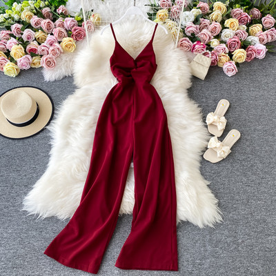 Salopetă lungă de damă cu decolteu spitz și bretele subțiri