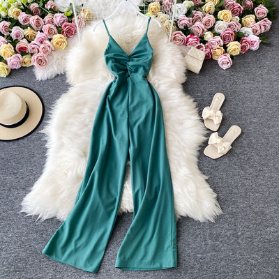 Salopetă lungă de damă cu decolteu spitz și bretele subțiri