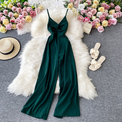 Salopetă lungă de damă cu decolteu spitz și bretele subțiri