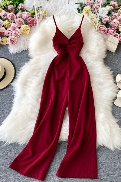 Salopetă lungă de damă cu decolteu spitz și bretele subțiri