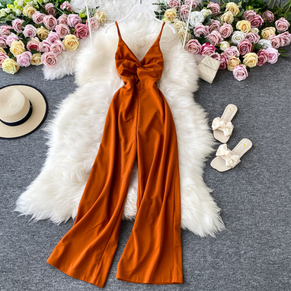 Salopetă lungă de damă cu decolteu spitz și bretele subțiri