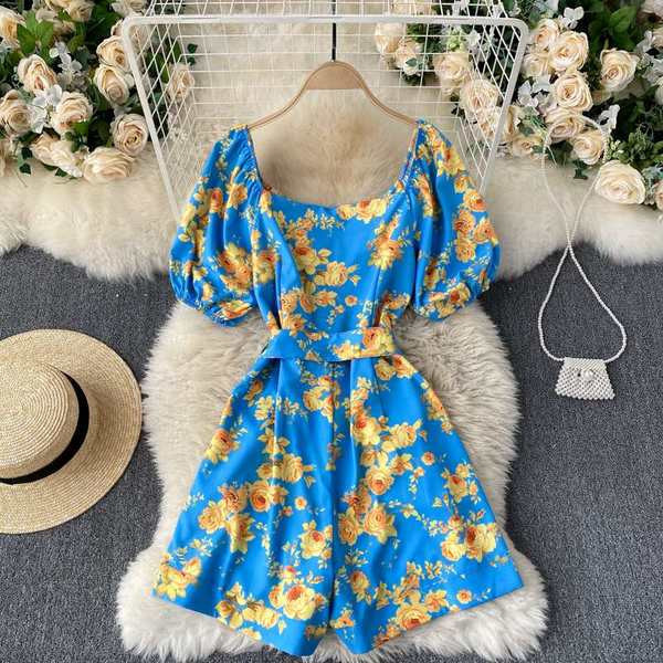 Salopeta scurta de dama cu centura si decolteu rotund