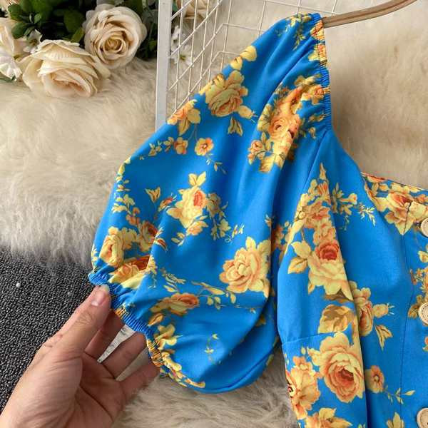 Salopeta scurta de dama cu centura si decolteu rotund