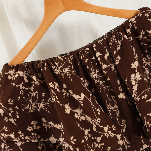 Ženski kombinezon sa cvjetnim uzorkom i golim ramenima