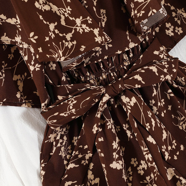 Ženski kombinezon sa cvjetnim uzorkom i golim ramenima