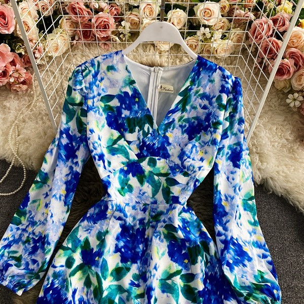 Salopeta de dama cu decolteu in V si maneci lungi