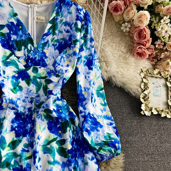 Salopeta de dama cu decolteu in V si maneci lungi