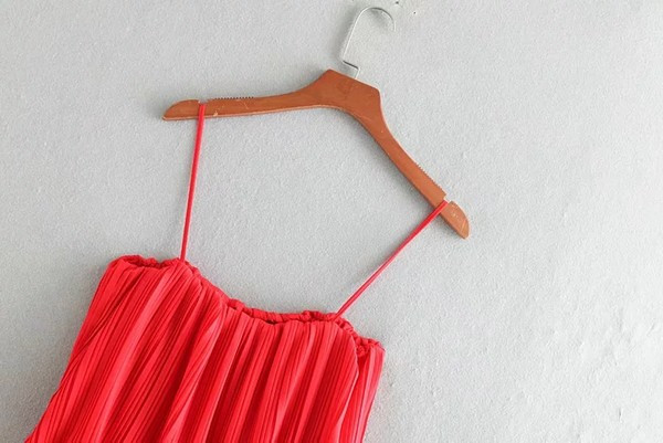 Salopeta de dama plisata de culoare rosie cu bretele subtiri