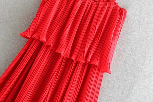 Salopeta de dama plisata de culoare rosie cu bretele subtiri