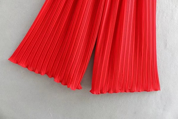 Salopeta de dama plisata de culoare rosie cu bretele subtiri