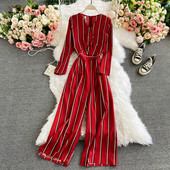 Prugasti ženski kombinezon s remenom i dugim rukavima