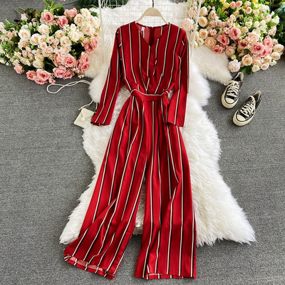 Prugasti ženski kombinezon s remenom i dugim rukavima