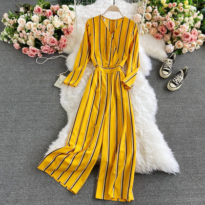 Prugasti ženski kombinezon s remenom i dugim rukavima