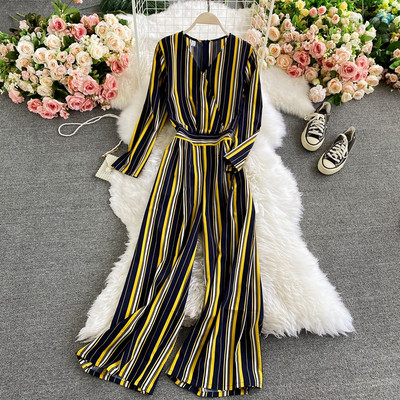 Prugasti ženski kombinezon s remenom i dugim rukavima