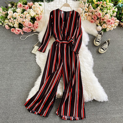 Prugasti ženski kombinezon s remenom i dugim rukavima