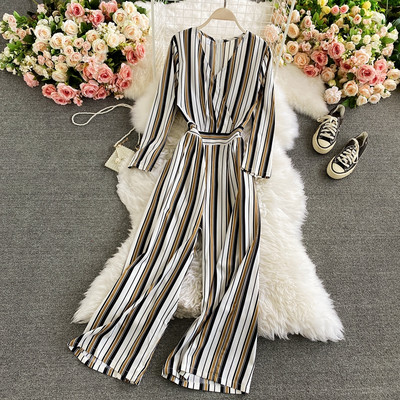 Prugasti ženski kombinezon s remenom i dugim rukavima