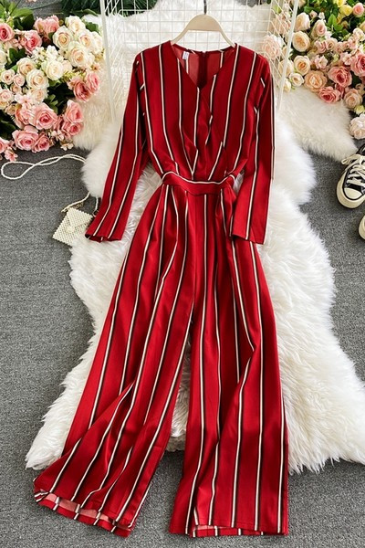 Prugasti ženski kombinezon s remenom i dugim rukavima