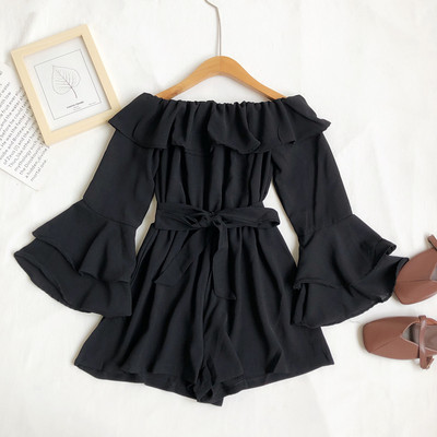 Moderan ženski kratki kombinezon s lađastim izrezom i lotos rukavima