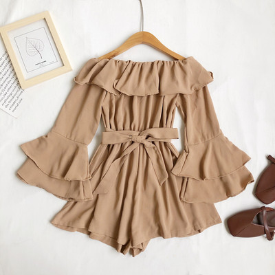 Moderan ženski kratki kombinezon s lađastim izrezom i lotos rukavima