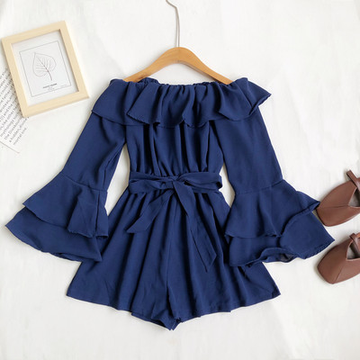 Moderan ženski kratki kombinezon s lađastim izrezom i lotos rukavima