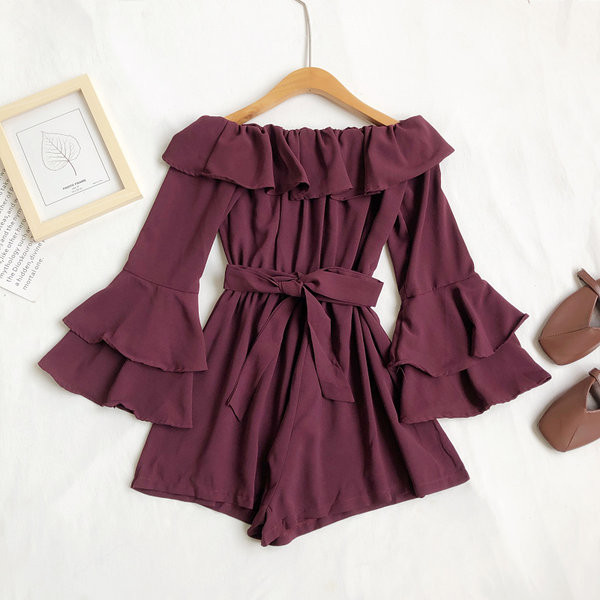 Moderan ženski kratki kombinezon s lađastim izrezom i lotos rukavima