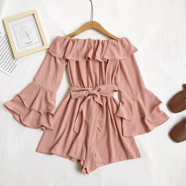 Moderan ženski kratki kombinezon s lađastim izrezom i lotos rukavima