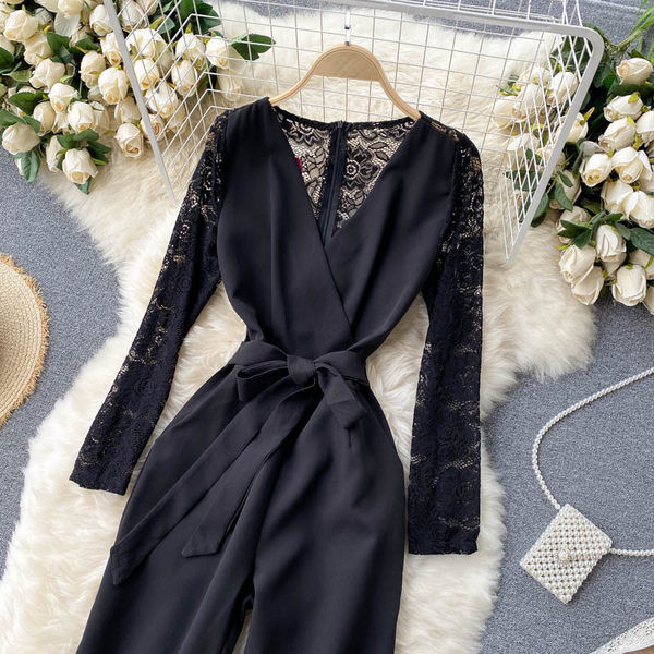 Model nou de salopetă de damă cu decolteu spitz și mâneci din dantelă