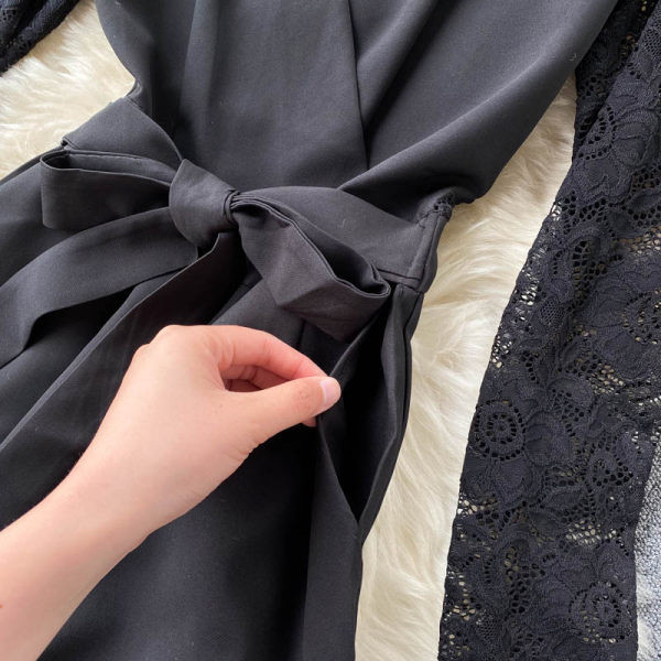 Model nou de salopetă de damă cu decolteu spitz și mâneci din dantelă